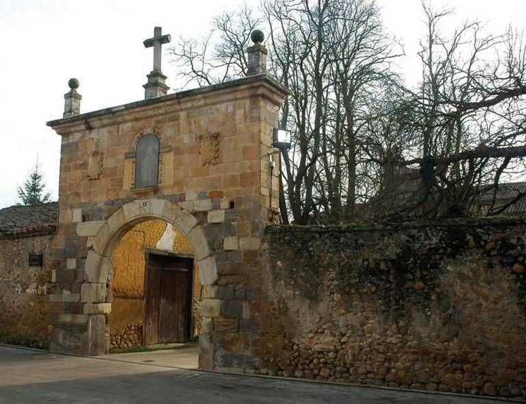 Puerta Monasterio y Posada del Marqués